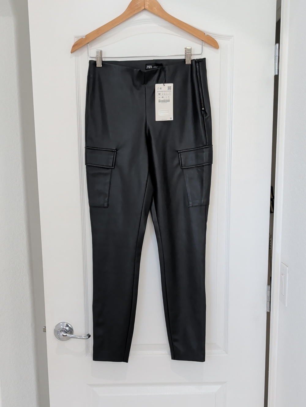 New ZARA Mid Rise Side Zipper Flat Front Black Faux Leather Cargo Leggings M - Picture 3 of 16